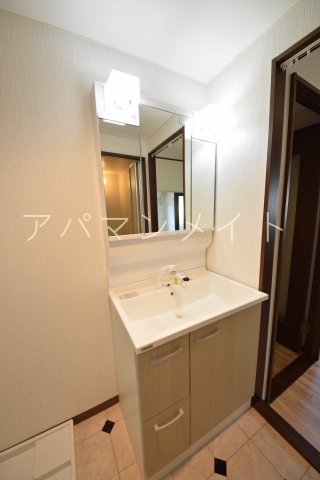 洗面設備　明るい洗面所です