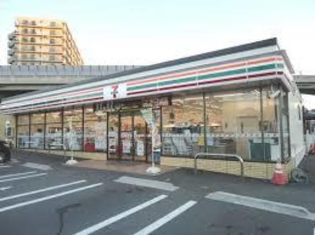 コンビニ　セブンイレブン横須賀追浜本町店（コンビニ）まで740m