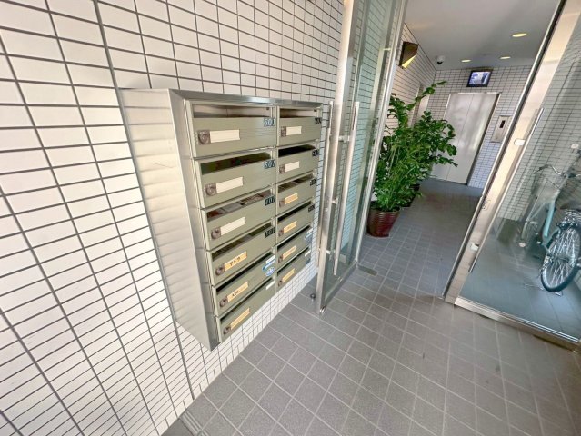 ロビー　ロビーにある各部屋毎のメールボックス。