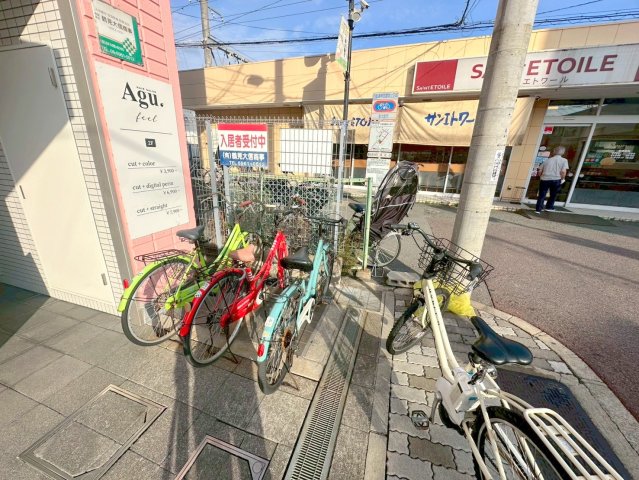 駐車場　敷地内には入居者専用の駐輪スペースもあります。