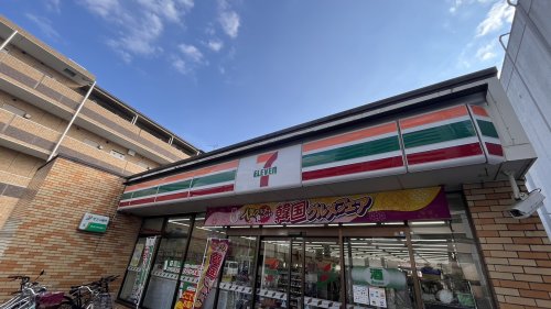 コンビニ　セブン-イレブン 狭山ヶ丘駅西口店（コンビニ）まで812m
