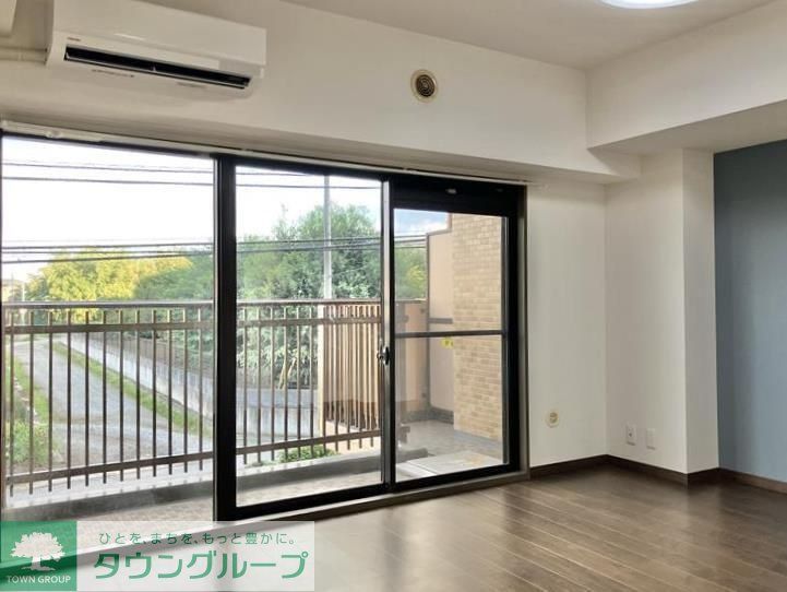 ライオンズガーデン東大宮壱番館の居間写真