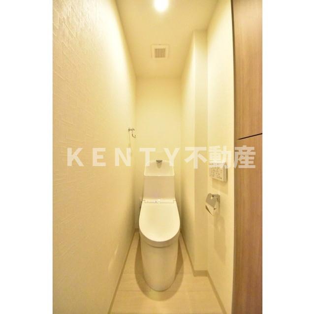 トイレ　落ち着いた色調のトイレです