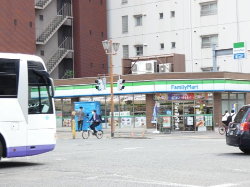 コンビニ　ファミリーマート 浪速元町三丁目店（コンビニ）まで388m