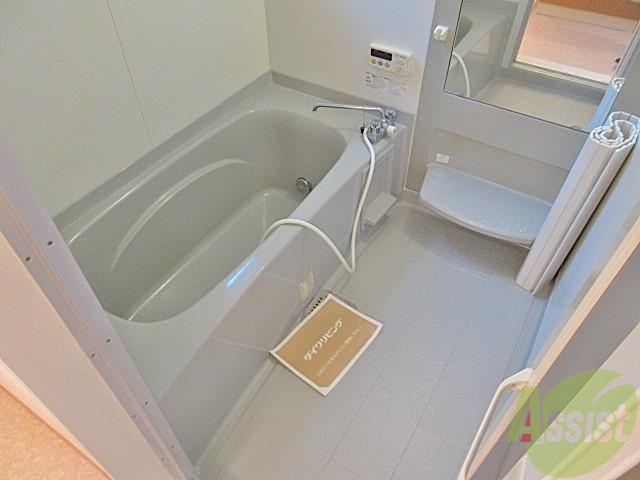 バス・シャワールーム　お風呂は浴槽が広いので足を伸ばしてバスタイムを楽しめそう♪