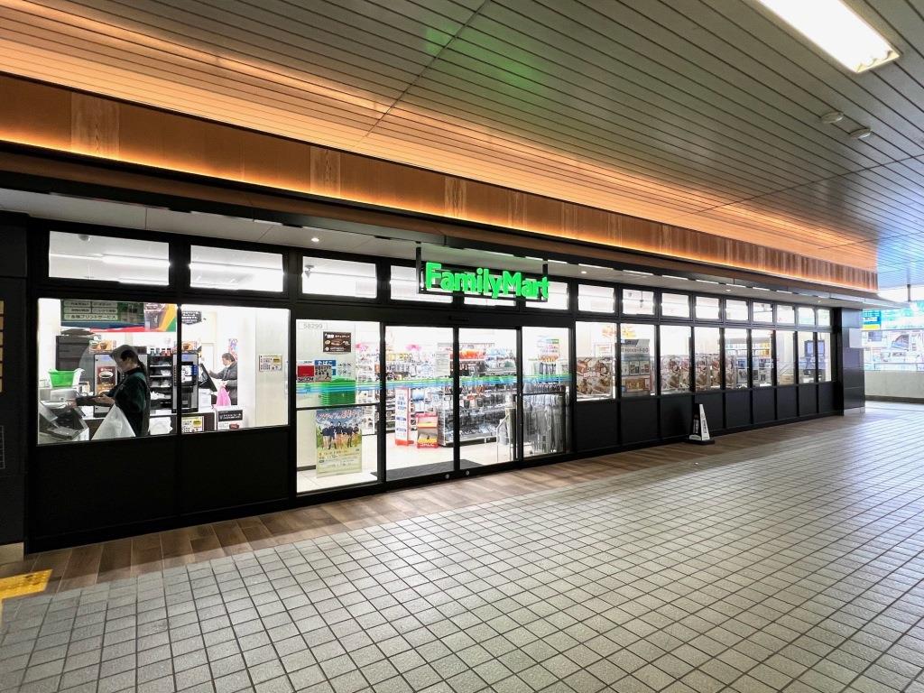 コンビニ　ファミリーマート エキア谷塚店（コンビニ）まで262m