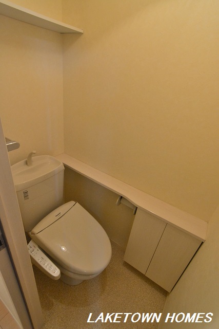 トイレ　収納がある温水洗浄便座付のトイレです。