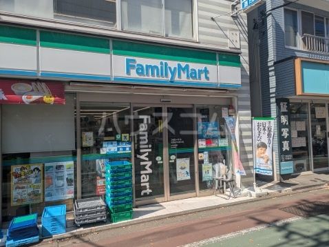 コンビニ　ファミリーマート　世田谷日大通り店（コンビニ）まで302m
