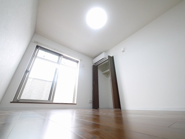 その他部屋・スペース　開放的な寝室です