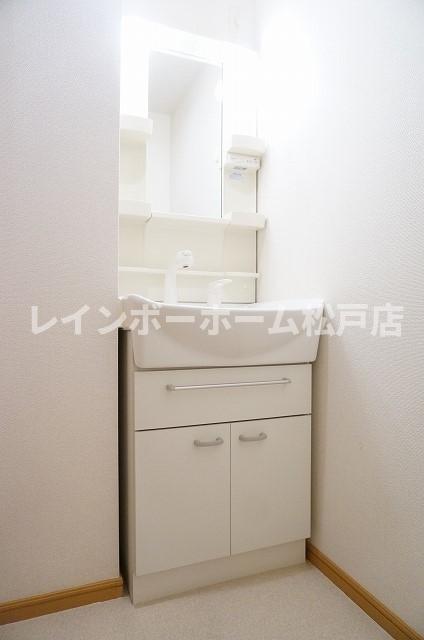 洗面設備　朝の支度にも助かる、独立の洗髪洗面化粧台