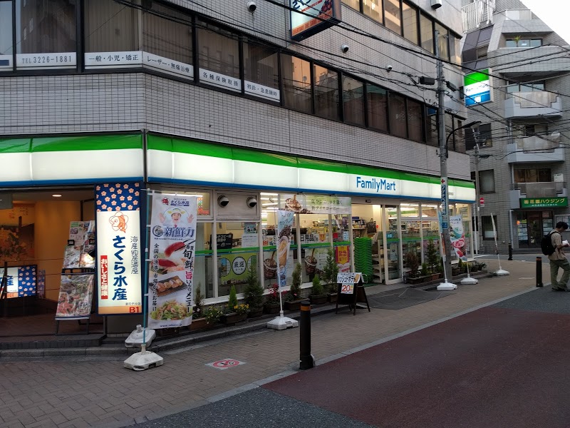 コンビニ　ファミリーマート新宿御苑駅前店（コンビニ）まで70m