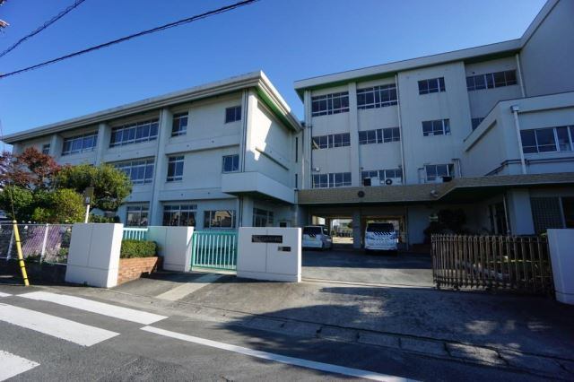 小学校　豊川市立牛久保小学校（小学校）まで751m