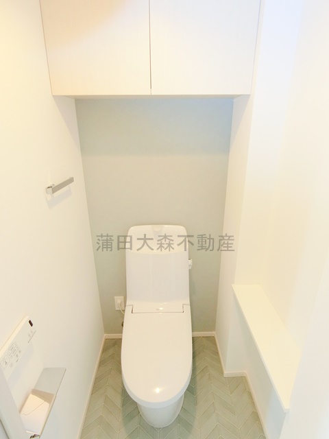 トイレ　棚収納と温水洗浄便座付きのトイレ