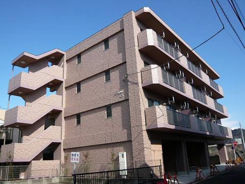 建物外観　外壁タイル張りです・１階屋根付駐車場です！