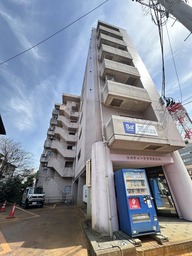 建物外観　鉄筋コンクリート造７階建て