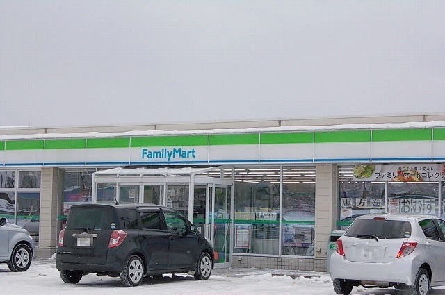 コンビニ　ファミリーマート秋田御所野湯本店（コンビニ）まで473m