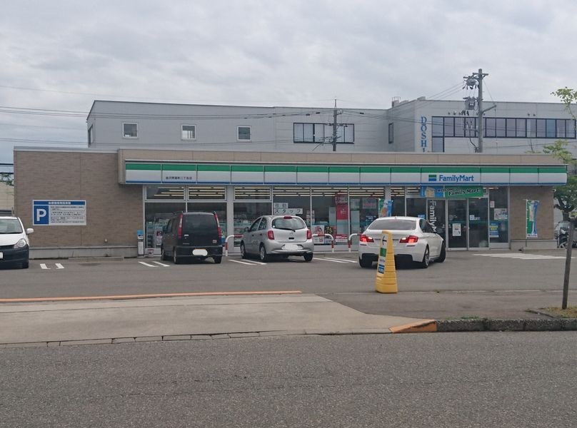 コンビニ　ファミリーマート金沢問屋町二丁目店（コンビニ）まで342m