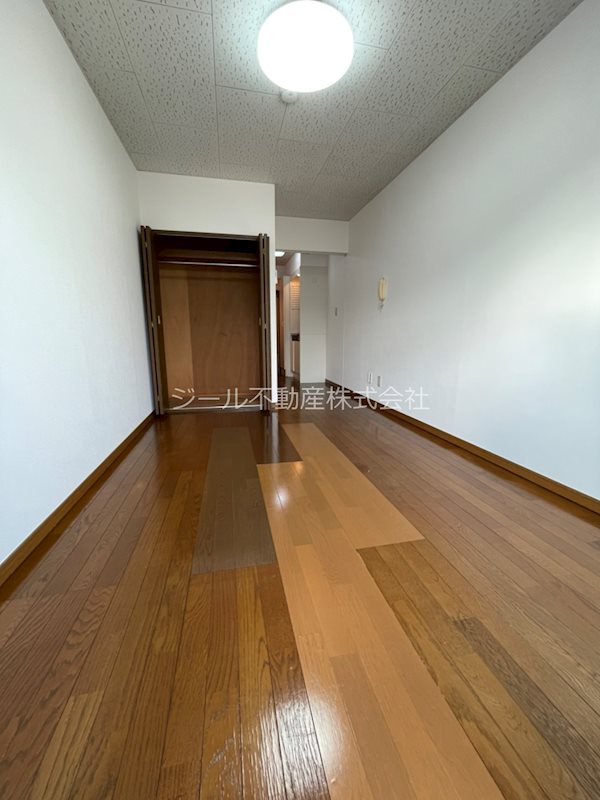 居室・リビング　日当り良好、きれいなフローリングのお部屋。