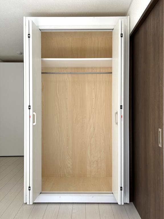 収納　可動式が２つ