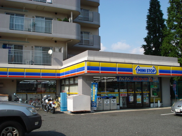コンビニ　ミニストップ八熊店（コンビニ）まで138m