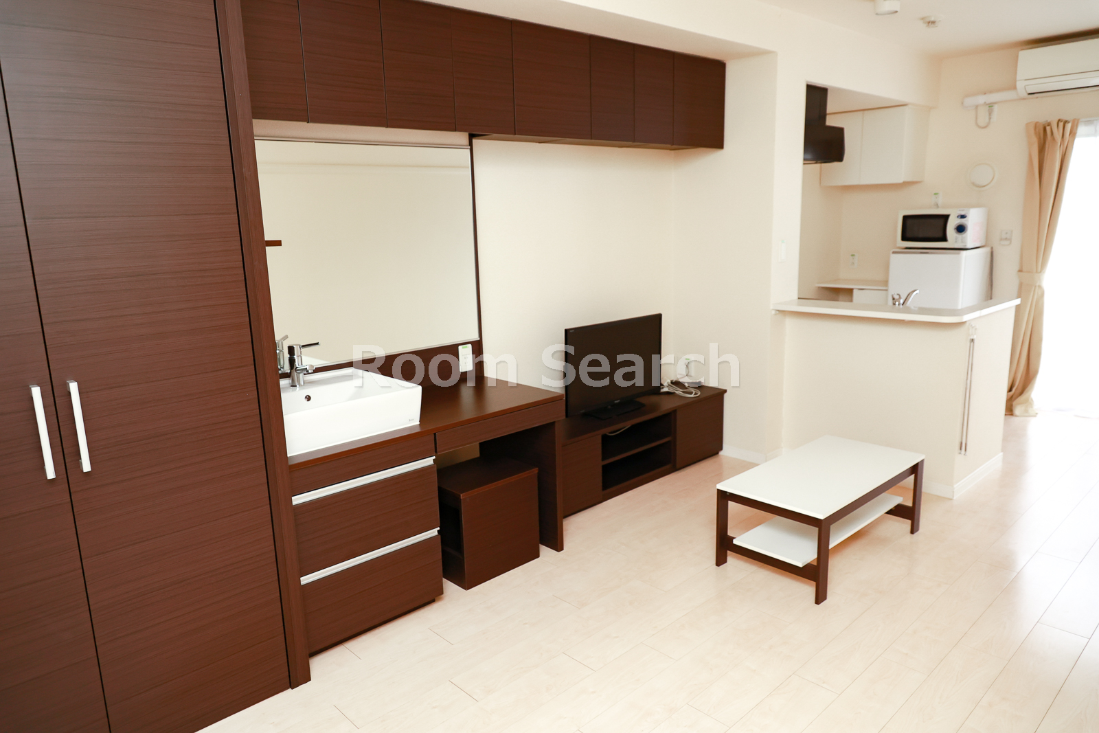 居室・リビング　テレビ付き、テーブル、カーテン、エアコン付き