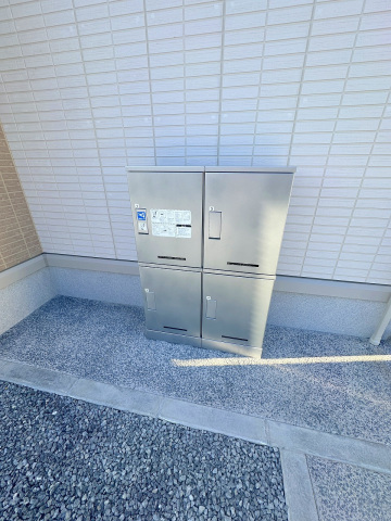 コンビニ　ファミリーマート中野東一丁目店（コンビニ）まで689m