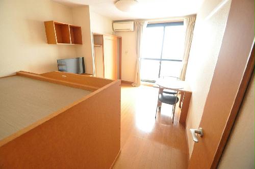 居室・リビング　開放的な窓があり明るい空間です