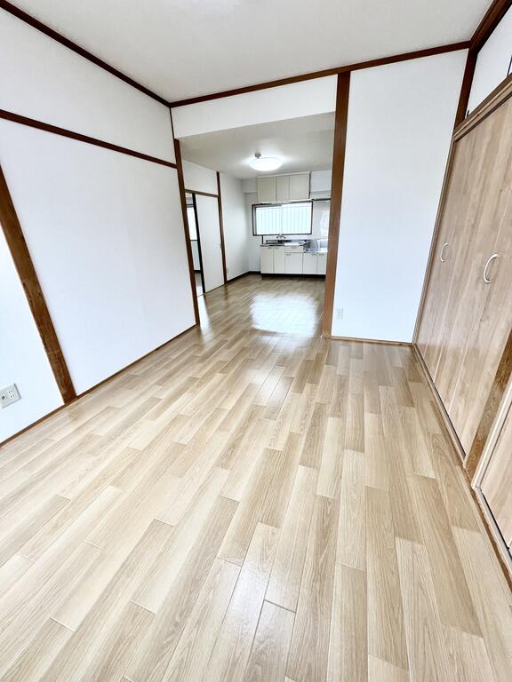 とさでん交通後免線 新木駅 徒歩7分 4階建 築42年の居間写真