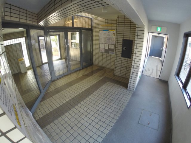 【大阪市淀川区野中北のマンションのロビー】