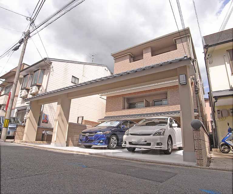 京都市上京区北蟹屋町のマンションの建物外観