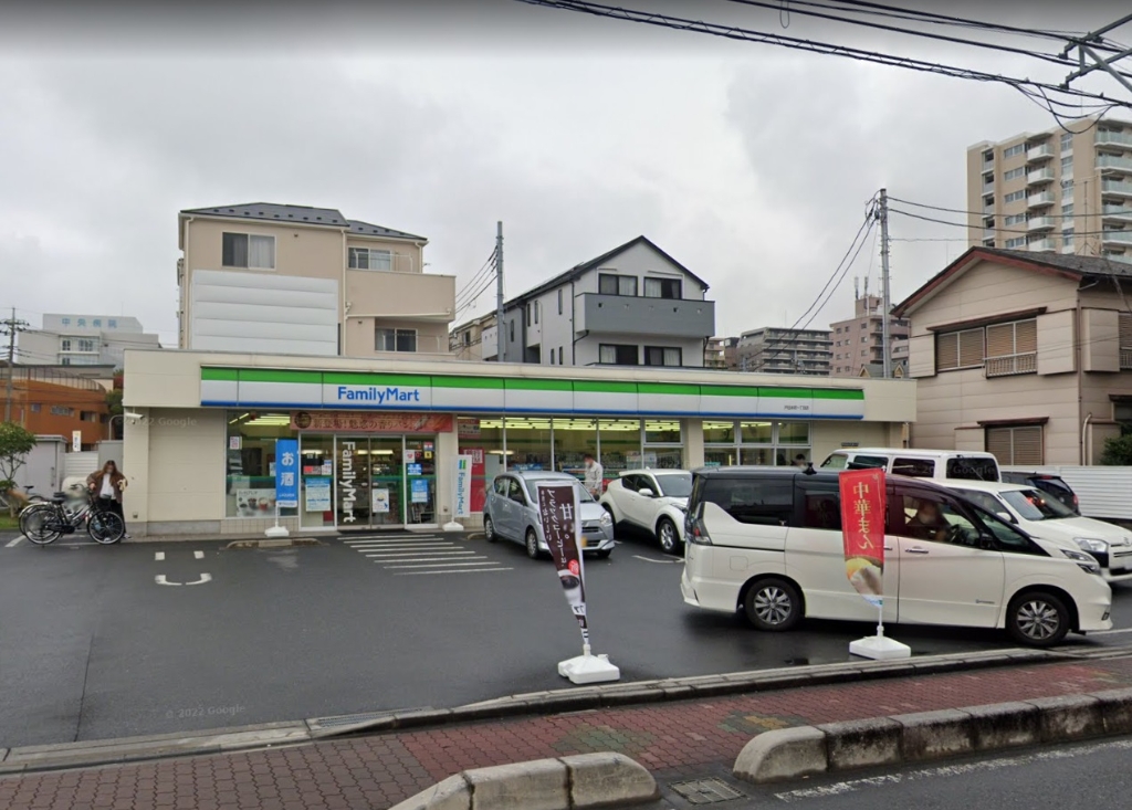 コンビニ　ファミリーマート 戸田本町一丁目店（コンビニ）まで180m