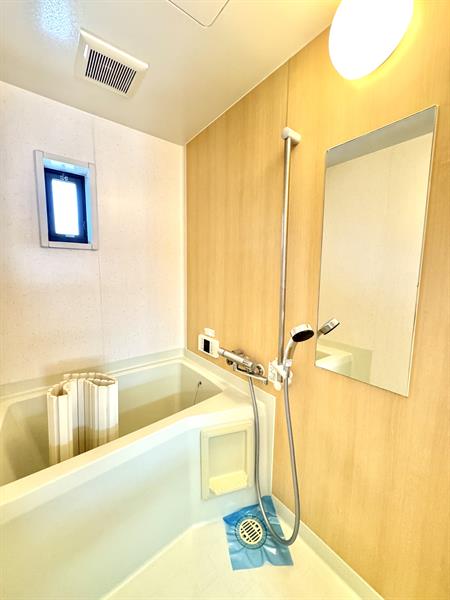 バス・シャワールーム　追い焚き機能付きの他に浴室の大きい鏡は嬉しいですね