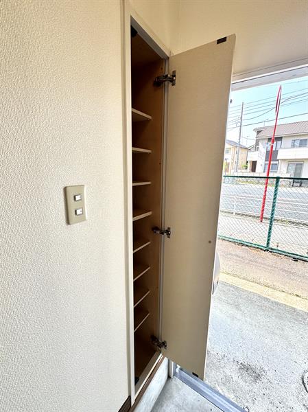玄関　場所を取らないシューズBOXなので玄関も広く使えます
