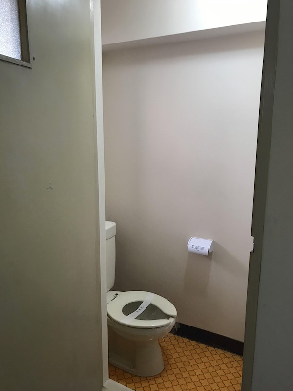 トイレ　温水洗浄便、座新設予定です。