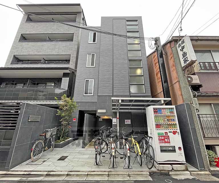 京都市下京区西前町のマンションの建物外観