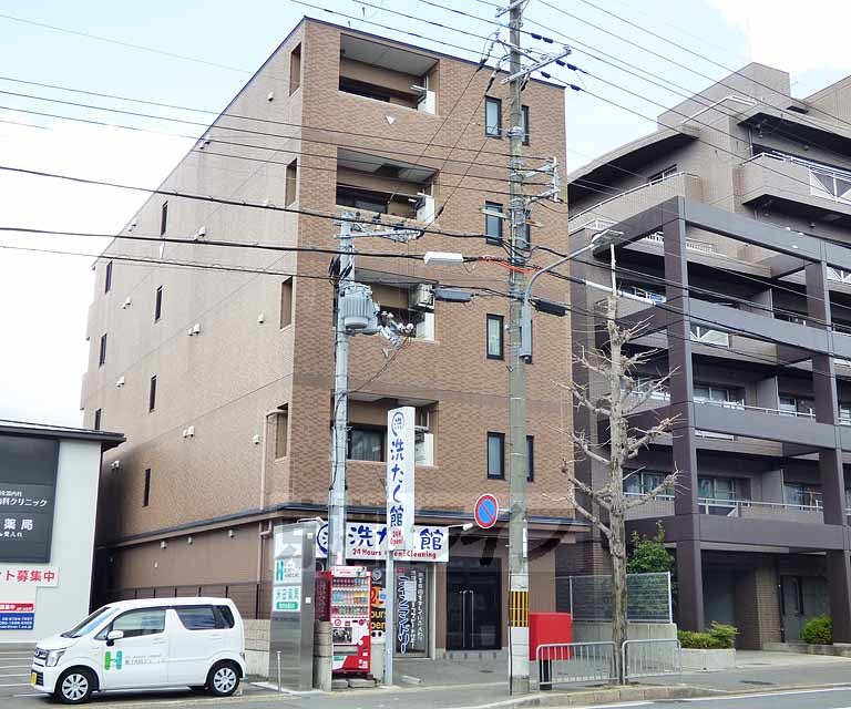 京都市右京区太秦開日町のマンションの建物外観