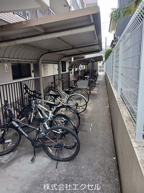 その他共有部分　屋根付きの駐輪場です。