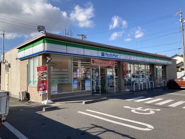 コンビニ　ファミリーマート（コンビニ）まで1100m