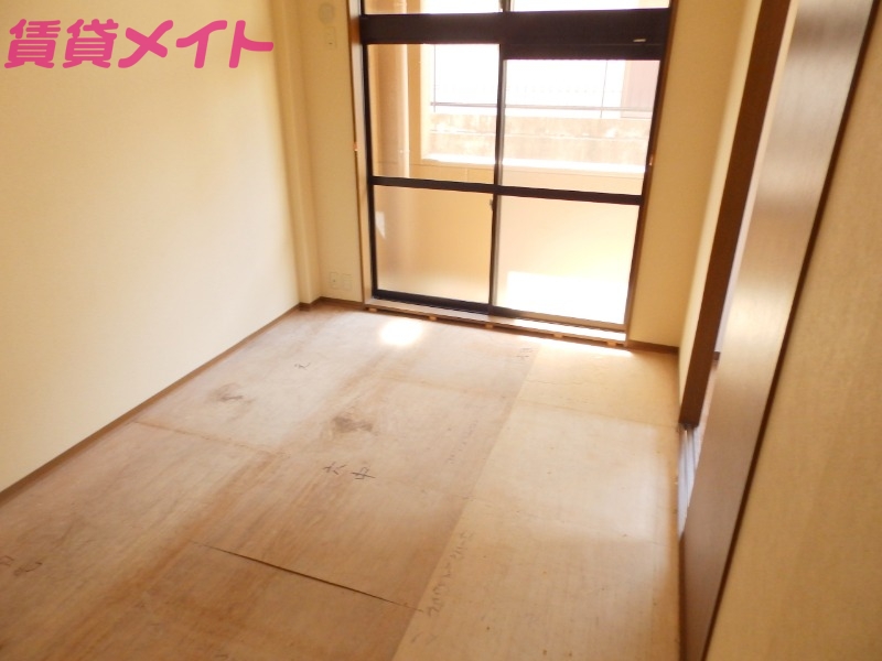 居室・リビング　同建物の別部屋写真です