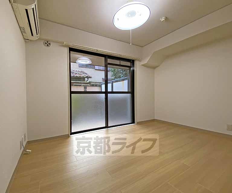 居室・リビング　広々とした専用庭付きのお部屋です。徒歩２分圏内にスーパ...