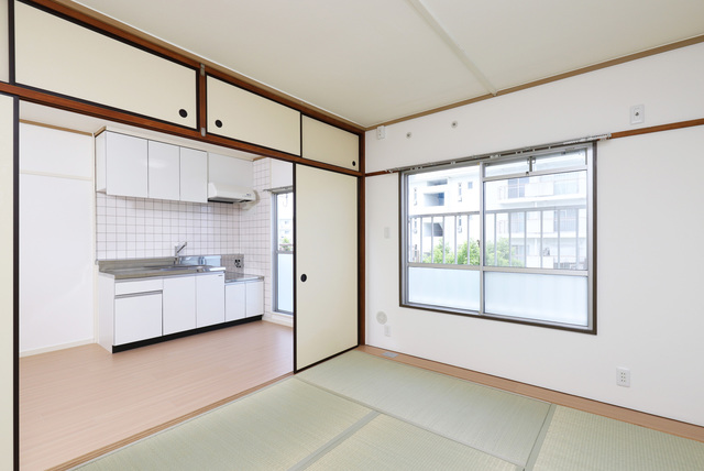 居室・リビング　ふすまを開けてキッチンと和室をつなげて使えます