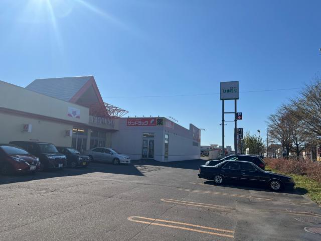 ドラックストア　サンドラッグ桂木店（ドラッグストア）まで447m