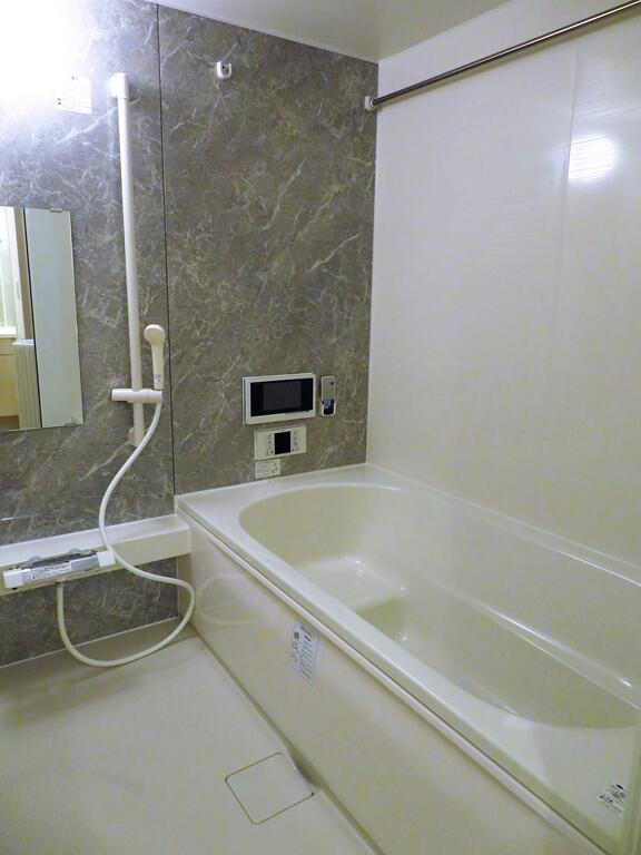 バス・シャワールーム　一坪風呂でゆったり入れますよ！