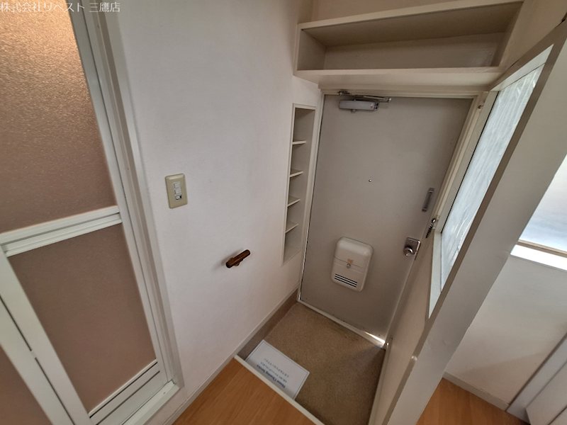 玄関　収納棚あります