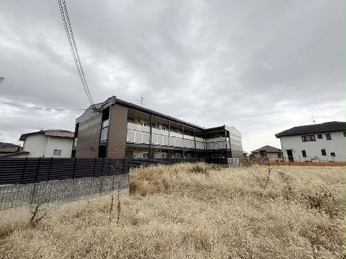 玄関　天井が高く開放的