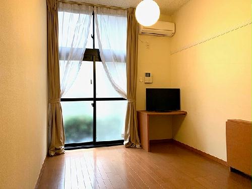 居室・リビング　備品は部屋ごとに異なります。１Ｆのみフローリング。