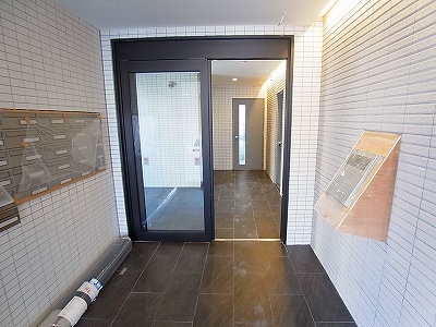 エントランス　オートロック付きの鉄筋マンションです。