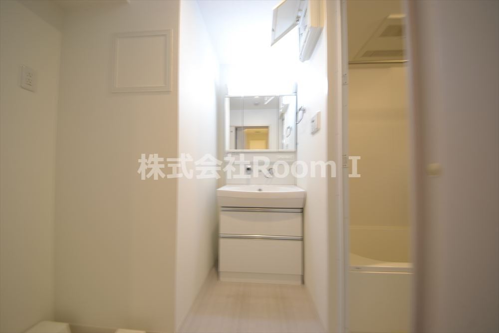 洗面設備　ゆったりとスペースのある洗面所