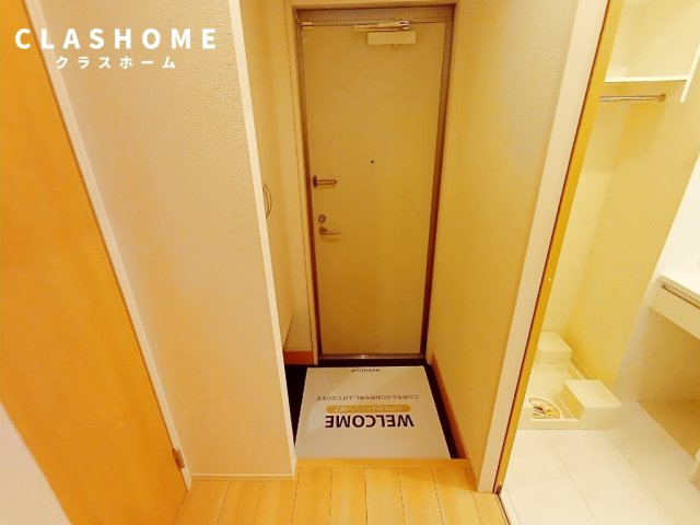 玄関　同物件の別部屋になります。