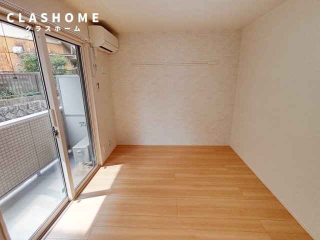 居室・リビング　同物件の別部屋になります。